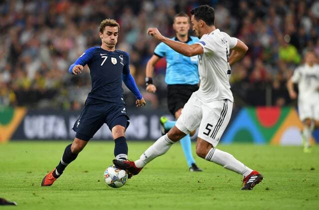 FUSSBALL UEFA Nations League in Muenchen Deutschland - Frankreich 06.09.2018 Antoine Griezmann (li, Frankreich) gegen Mats Hummels (re, Deutschland) --- DFB regulations prohibit any use of photographs as image sequences and or quasi-video. ---