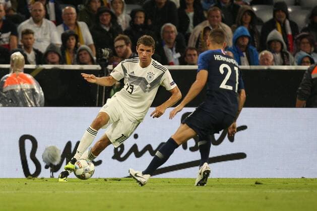 l-r: im Zweikampf, Aktion, mit Thomas Mueller 13 (Deutschland) und Lucas Hernandez 21 (Frankreich), Deutschland vs. Frankreich, Fussball, UEFA Nations League, 06.09.2018, DFB regulations prohibit any use of photographs as image sequences and or quasi-video Muenchen Bayern Deutschland