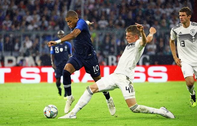 Matthias Ginter (Deutschland Germany) trennt Kylian Mbappe (Frankreich, France) vom Ball - 06.09.2018: Deutschland vs. Frankreich, Allianz Arena München, UEFA Nations League, 1. Spieltag