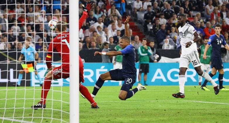 Kylian Mbappe (Frankreich, France) gegen Torwart Manuel Neuer (Deutschland Germany) - 06.09.2018: Deutschland vs. Frankreich, Allianz Arena München, UEFA Nations League, 1. Spieltag