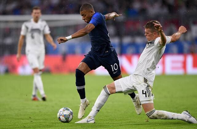 FUSSBALL UEFA Nations League in Muenchen Deutschland - Frankreich 06.09.2018 Kylian Mbappe (li, Frankreich) gegen Matthias Ginter (re, Deutschland) --- DFB regulations prohibit any use of photographs as image sequences and or quasi-video. ---