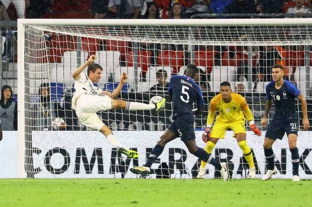 Chance per Seitfallzieher von Thomas Mueller (Deutschland Germany) gegen Samuel Umtiti (Frankreich, France), Torwart Alphonse Areola (Frankreich, France) - 06.09.2018: Deutschland vs. Frankreich, Allianz Arena München, UEFA Nations League, 1. Spieltag