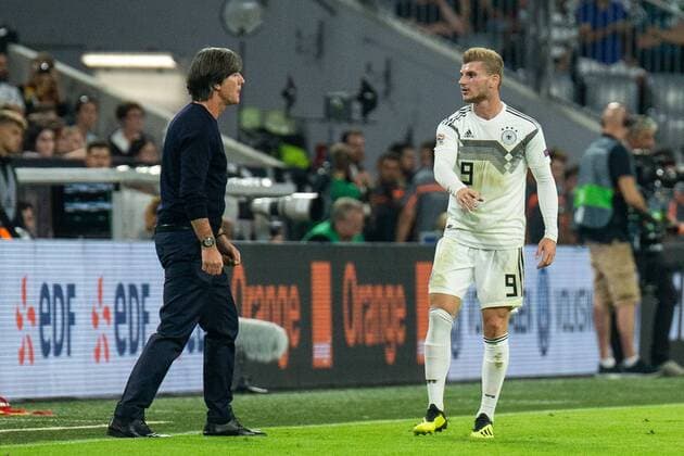 06.09.2018, xkvx, Fussball UEFA Nations League Division A, Deutschland - Frankreich emspor, v.l. Head Coach Bundestrainer Joachim Loew (DFB - Deutscher Fussballbund) gibt Anweisung, gestikuliert, mit den Armen gestikulieren, gives instructions, gesticulate Timo Werner (DFB - Deutscher Fussballbund) (DFL DFB REGULATIONS PROHIBIT ANY USE OF PHOTOGRAPHS as IMAGE SEQUENCES and or QUASI-VIDEO) Muenchen