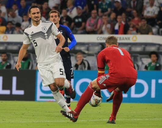 06.09.2018,UEFA Nations League, Deutschland vs Frankreich, Allianz Arena Muenchen, Fussball, im Bild: Mats Hummels ( Deutschland) und Manuel Neuer ( Deutschland) vor Antoine Griezmann (France) DFL REGULATIONS PROHIBIT ANY USE OF PHOTOGRAPHS AS IMAGE SEQUENCES AND OR QUASI VIDEO.