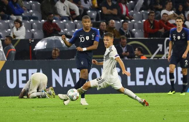 Kylian Mbappe (Frankreich, France) gegen Joshua Kimmich (Deutschland, Germany) - 06.09.2018: Deutschland vs. Frankreich, Allianz Arena München, UEFA Nations League, 1. Spieltag