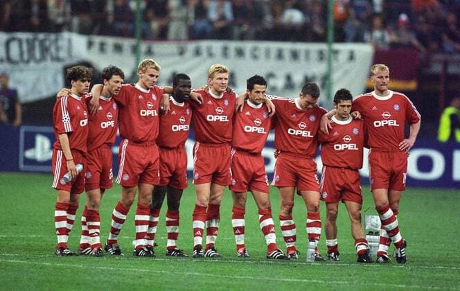 Fußball, FC Bayern München, Champions League Sieger 2001 Teamjubel 11 Meter schießen mit CL Pokal vom FC Bayern München fotografiert am 23.05.2001 in Mailand Fußball 1 Bundesliga FC Bayern München CL Sieg 2001 in Mailand.