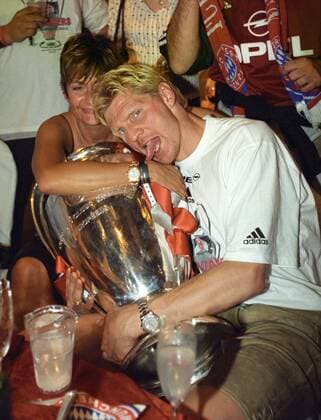Fußball, FC Bayern München, Champions League Sieger 2001 Stefan Effenberg mit Frau Martina vom FC Bayern Münchenfotografiert am 23.05.2001 in Mailand Fußball 1 Bundesliga FC Bayern München CL Sieg 2001 in Mailand.