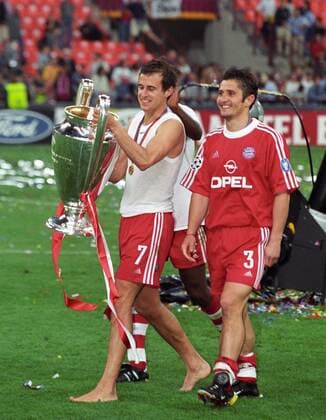 Fußball, FC Bayern München, Champions League Sieger 2001 Mehmet Scholl vom FC Bayern Münchenfotografiert am 23.05.2001 in Mailand Fußball 1 Bundesliga FC Bayern München CL Sieg 2001 in Mailand.