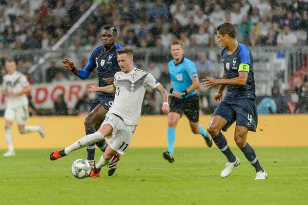 Muenchen, Deutschland 06.09.2018, UEFA Nations League, Deutschland - Frankreich, Paul Pogba (FRA), Marco Reus (GER) und Raphael Varane (FRA) im Zweikampf ( DeFodi527