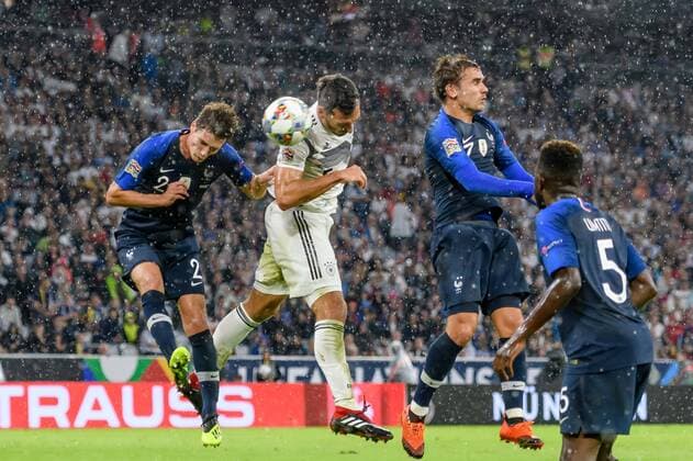 Muenchen, Deutschland 06.09.2018, UEFA Nations League, Deutschland - Frankreich, Benjamin Pavard (FRA), Mats Hummels (GER), Antoine Griezmann (FRA) und Samuel Umtiti (FRA) im Zweikampf ( DeFodi527