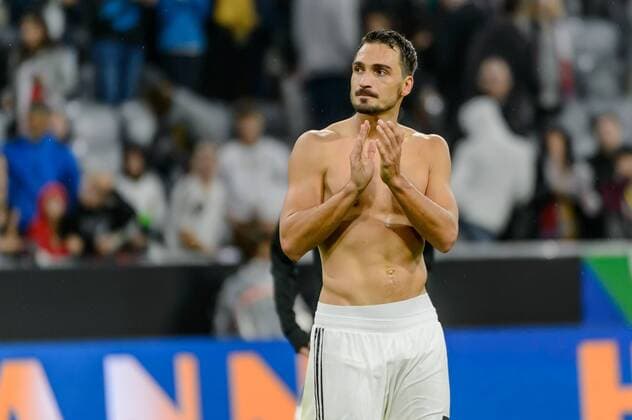 Muenchen, Deutschland 06.09.2018, UEFA Nations League, Deutschland - Frankreich, Mats Hummels (GER) applaudiert und verabschiedet sich von den Fans ( DeFodi527