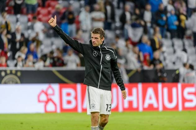 Muenchen, Deutschland 06.09.2018, UEFA Nations League, Deutschland - Frankreich, Thomas Mueller (GER) gestikuliert, gestik und verabschiedet sich von den Fans ( DeFodi527