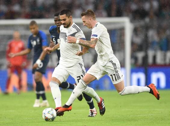 Nations League: Deutschland - Frankreich 06.09.2018 in München. Ilkay Gündogan und Marco Reus (beide Deut.) gemeinsam am Ball. Im Hintergrund Paul Pogba (FRA).
