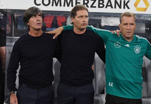 Fussball, Herren, Saison 2018 19, Nations League, Länderspiel in München, Deutschland - Frankreich, v. l. Bundestrainer Joachim Löw (Deutschland), Co-Trainer Marcus Sorg (Deutschland), Torwart-Trainer Andreas Köpke (Deutschland) bei der Hymne, 06.09.2018, Copyright: xMatthiasxKochx
