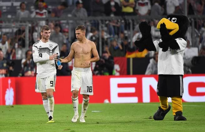 Fussball, Herren, Saison 2018 19, Nations League, Länderspiel in München, Deutschland - Frankreich, v. l. Timo Werner (Deutschland) nach Abpfif, Joshua Kimmich (Deutschland), DFB-Maskottchen Paule nach Abpfiff, 06.09.2018, Copyright: xMatthiasxKochx