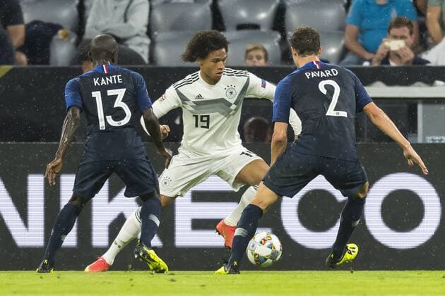 GER, Nations League ,ÊÊDeutschlandÊÊ(GER) vs. Frankreich (FRA) 06.09.2018, Allianz Arena, Muenchen, GER, Nations League ,ÊÊDeutschlandÊÊ(GER) vs. Frankreich (FRA), DFB regulations prohibit any use of photographs as image sequences and or quasi-video, im Bild N Golo Kante (Frankreich 13) und Benjamin Pavard (Frankreich 2) versuchen Leroy Sane (Deutschland 19) zu stoppen