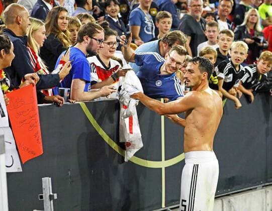 Mats Hummels (Deutschland Germany) verschenkt sein Trikot - 06.09.2018: Deutschland vs. Frankreich, Allianz Arena München, UEFA Nations League, 1. Spieltag