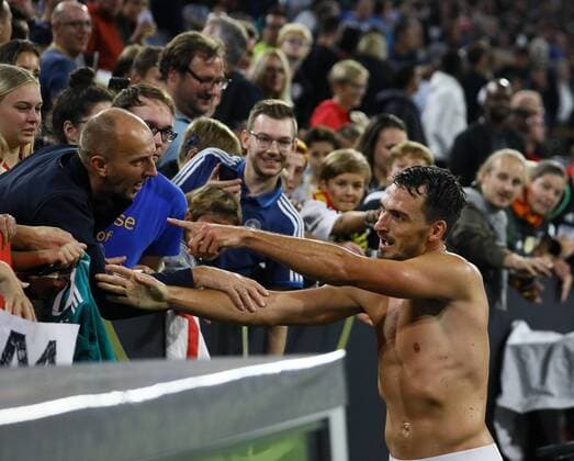 Mats Hummels (Deutschland Germany) verschenkt sein Trikot und klatscht mit den Fans ab - 06.09.2018: Deutschland vs. Frankreich, Allianz Arena München, UEFA Nations League, 1. Spieltag