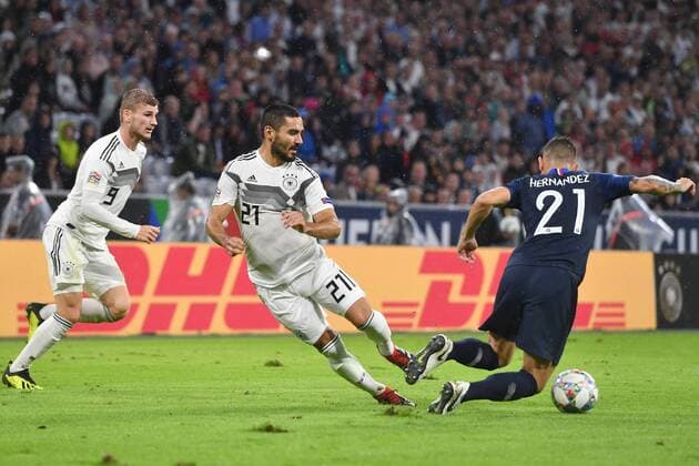 Ilkay GUENDOGAN (GER), Aktion,Zweikampf gegen Lucas HERNANDEZ (FRA), li:Timo WERNER (GER), Fussball Laenderspiel, Nations League, Deutschland (GER)-Frankreich (FRA) 0-0, am 06.09.2018 in Muencen A L L I A N Z A R E N A, DFB REGULATIONS PROHIBIT ANY USE OF PHOTOGRAPHS AS IMAGE SEQUENCES AND OR QUASI-VIDEO.