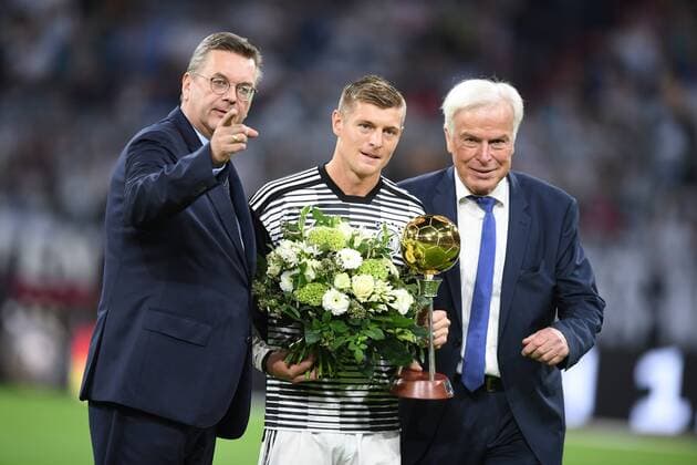 Fussball, UEFA Nations League, Deutschland vs Frankreich , 06.09.2018,Allianzarena München, Ehrung, Reinhardt Grindel, Toni Kroos, Rainer Holzschuh, Kicker