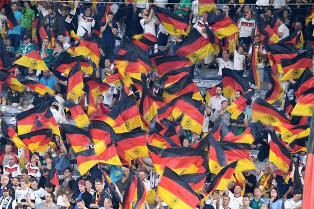 Fussball, UEFA Nations League, Deutschland vs Frankreich , 06.09.2018,Allianzarena München, Deutsche Fans, Fahne