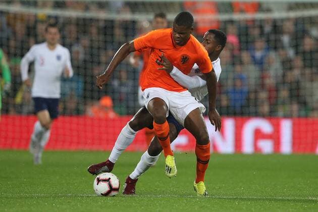 England U21 U 21 v Netherlands U21 UEFA EURO EM Europameisterschaft Fussball U21 2019 Qualifiers Denzel Dumfries of The Netherlands and Ryan Sessegnon of England in action during the UEFA Euro U21 2019 Qualifiers match at Carrow Road, Norwich Content Not Available For UK Newspapers Copyright: xPaulxChestertonx FIL-12242-0089