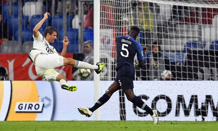 Thomas Müller (Deutschland), beim Schuss, rechts Samuel Umitti (Frankreich) Deutschland - Frankreich Germany-France UEFA Nations Cup Nationalmannschaft, DFB, 2018, Fußball, Fussball, soccer, Herren, Deutschland, Germany, Berlin, 6.9.2018