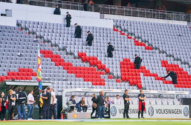 Germany - France, Soccer, Munich, September 06, 2018 police controls the seats before the match GERMANY - FRANCE 0-0 Important: DFB regulations prohibit any use of photographs as image sequences and or quasi-video. Football Nations League, Season 2018 2019, September 06, 2018 Munich, Germany. Photographer: Peter Schatz MAGICS