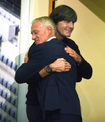 Nations League: Deutschland - Frankreich 06.09.2018 in München. Bundestrainer Joachim Löw und Trainer Didier Deschamps (FRA) begrüßen sich bei der abschließenden Pressekonferenz.