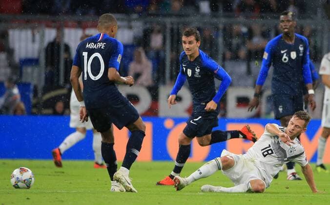 06.09.2018,UEFA Nations League, Deutschland vs Frankreich, Allianz Arena Muenchen, Fussball, im Bild: Kylian Mbappe (France), Antoine Griezmann (France), Paul Pogba (France) und Joshua Kimmich ( Deutschland) am Boden DFL REGULATIONS PROHIBIT ANY USE OF PHOTOGRAPHS AS IMAGE SEQUENCES AND OR QUASI VIDEO.