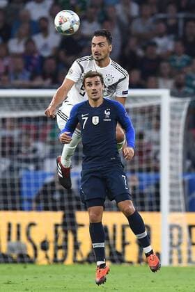 Fußball UEFA Nations League Deutschland - Frankreich am 06.09.2018 in der Allianz Arena in München Antoine Griezmann ( Frankreich ), vorne - Mats Hummels ( Deutschland ), hinten DFB regulations prohibit any use of photographs as image sequences and or quasi-video.