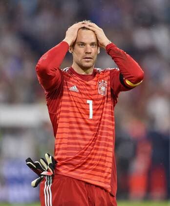 06.09.2018, Fussball, UEFA Nations-League 2018 2019, 1.Spieltag in München in der Allianz-Arena: Deutschland - Frankreich. Torwart Manuel Neuer (Deutschland) fasst sich an den Kopf. DFB and DFL regulations prohibit any use of photographs as image sequences and or quasi-video.