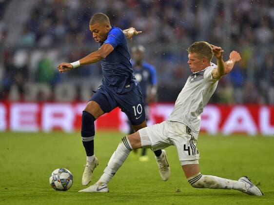 06.09.2018, Fussball, UEFA Nations-League 2018 2019, 1.Spieltag in München in der Allianz-Arena: Deutschland - Frankreich. v.l. Kylian Mbappe (Frankreich) gegen Matthias Ginter (Deutschland) DFB and DFL regulations prohibit any use of photographs as image sequences and or quasi-video.