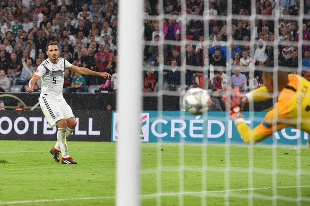 Torchance Matts HUMMELS (GER),Aktion,Schuss,Alphones AREOLA ,Torwart (FRA) pariert,Parade. Fussball Laenderspiel, Nations League, Deutschland (GER)-Frankreich (FRA) 0-0, am 06.09.2018 in Muenchen A L L I A N Z A R E N A, DFB REGULATIONS PROHIBIT ANY USE OF PHOTOGRAPHS AS IMAGE SEQUENCES AND OR QUASI-VIDEO.