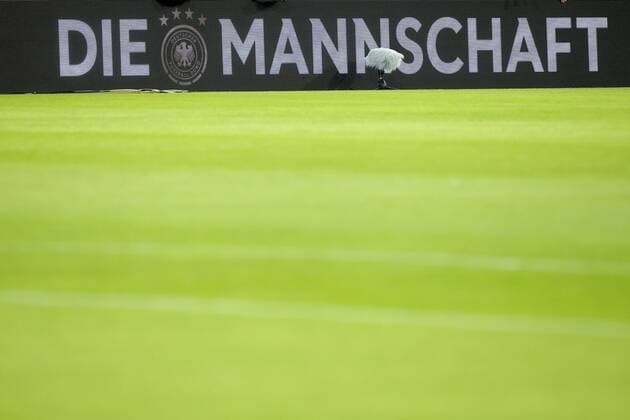 Sport Bilder des Tages Bande mit dem Schriftzug Die Mannschaft , UEFA Nations League, 2018 19, Deutschland vs. Frankreich, DFB regulations prohibit any use of photographs as image sequences and or quasi-video, Deutschland vs. Frankreich, UEFA Nations League, 2018 19, Fussball, 06.09.2018 Muenchen Copyright: xEIBNER HarryxLangerx EP_HLR