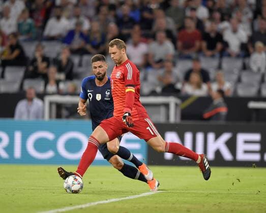 06.09.2018, Fussball, UEFA Nations-League 2018 2019, 1.Spieltag in München in der Allianz-Arena: Deutschland - Frankreich. v.li: Olivier Giroud (Frankreich) gegen Torwart Manuel Neuer (Deutschland). DFB and DFL regulations prohibit any use of photographs as image sequences and or quasi-video.