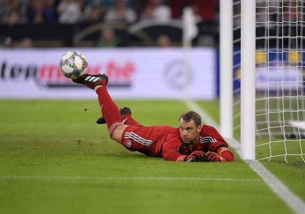 06.09.2018, Fussball, UEFA Nations-League 2018 2019, 1.Spieltag in München in der Allianz-Arena: Deutschland - Frankreich. Torwart Manuel Neuer (Deutschland) schaut dem Ball nach. DFB and DFL regulations prohibit any use of photographs as image sequences and or quasi-video.