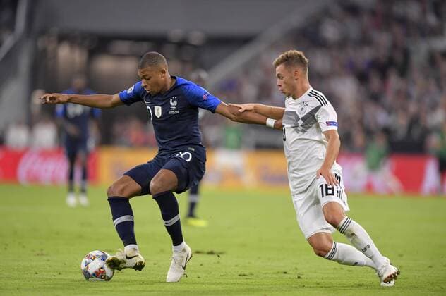06.09.2018, Fussball, UEFA Nations-League 2018 2019, 1.Spieltag in München in der Allianz-Arena: Deutschland - Frankreich. v.li: Kylian Mbappe (Frankreich) gegen Joshua Kimmich (Deutschland). DFB and DFL regulations prohibit any use of photographs as image sequences and or quasi-video.