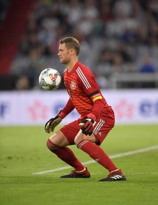 06.09.2018, Fussball, UEFA Nations-League 2018 2019, 1.Spieltag in München in der Allianz-Arena: Deutschland - Frankreich. Torwart Manuel Neuer (Deutschland) stoppt den Ball mit seiner Brust. DFB and DFL regulations prohibit any use of photographs as image sequences and or quasi-video.