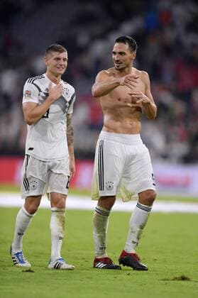 06.09.2018, Fussball, UEFA Nations-League 2018 2019, 1.Spieltag in München in der Allianz-Arena: Deutschland - Frankreich. v.li: Toni Kroos (Deutschland), Mats Hummels (Deutschland) nach dem Spiel. DFB and DFL regulations prohibit any use of photographs as image sequences and or quasi-video.