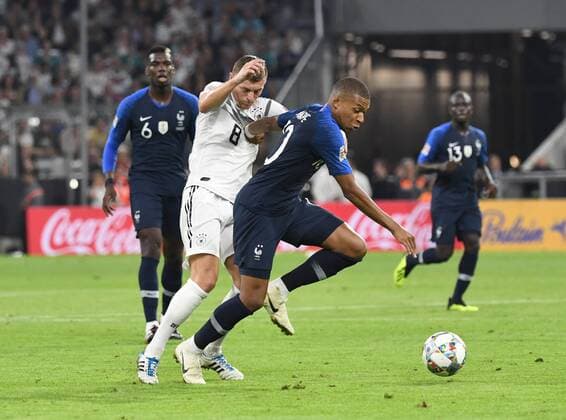 Fussball, Herren, Saison 2018 19, Nations League, Länderspiel in München, Deutschland - Frankreich (0:0), v. l. Paul Pogba (Frankreich), Toni Kroos (Deutschland), Kylian Mbappe (Frankreich), 06.09.2018, Copyright: xMatthiasxKochx