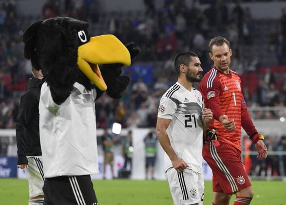 Fussball, Herren, Saison 2018 19, Nations League, Länderspiel in München, Deutschland - Frankreich (0:0), DFB-Maskottchen Paule, Ilkay Gündogan (Deutschland), Torwart Manuel Neuer (Deutschland) nach Abpfiff, 06.09.2018, Copyright: xMatthiasxKochx