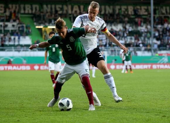 Deutschland, Fürth, Sportpark Ronhof Thomas Sommer, 07.09.2018, Fussball - Laenderspiel - Deutschland U 21 - Mexiko U 21 Bild: v. lk. Cristian Calderon (Mexiko, 5) und Lukas Klostermann (Deutschland, 3) DFB REGULATIONS PROHIBIT ANY USE OF PHOTOGRAPHS AS IMAGE SEQUENCES AND OR QUASI-VIDEO. Copyright: HMBxMedia xHeikoxBecker