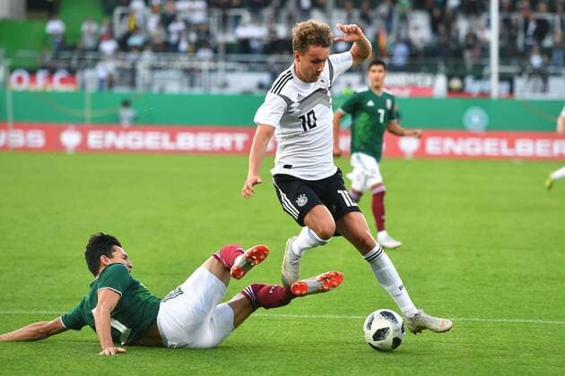 Luca WALDSCHMIDT (GER), Aktion,Zweikampf gegen Ulises CARDONA (MEX): Fussball U-21 Laenderspiel. Deutschland (GER) - Mexiko (MEX), am 07.09.2018 in Fuerth,Sportpark Ronhof Thomas Sommer. DFB REGULATIONS PROHIBIT ANY USE OF PHOTOGRAPHS AS IMAGE SEQUENCES AND OR QUASI-VIDEO.