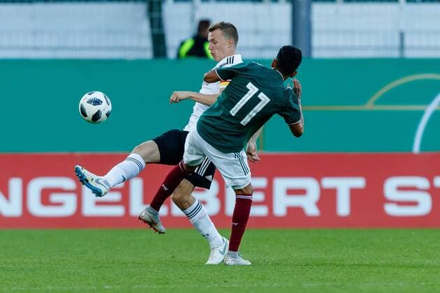 Fuerth, Germany, 07.09.2018, Freundschaftsspiel U 21, Deutschland - Mexiko Lukas Klostermann (GER) und Ulises Cardona (MEX) im Zweikampf ( DeFodi048