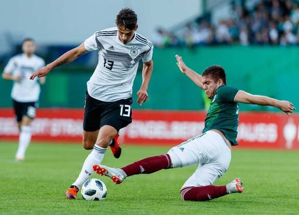 Fuerth, Germany, 07.09.2018, Freundschaftsspiel U 21, Deutschland - Mexiko Janni Serra (GER) und Edson Garcia (MEX) im Zweikampf ( DeFodi048
