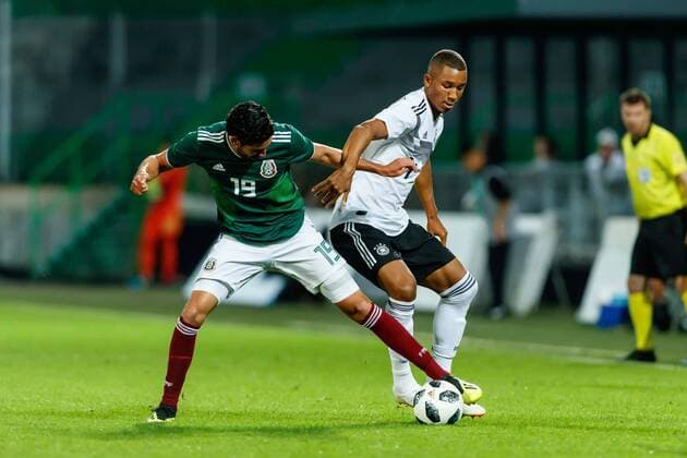 Fuerth, Germany, 07.09.2018, Freundschaftsspiel U 21, Deutschland - Mexiko Paolo Yrizar (MEX) und Felix Uduokhai (GER) im Zweikampf ( DeFodi048