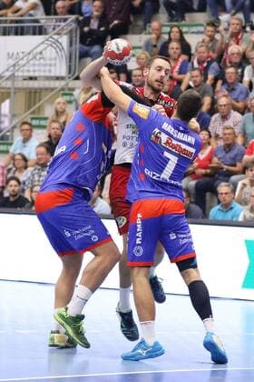 Soeren Suedmeier (ASV Hamm-Westfalen 17) gegen Marcel Niemeyer (HBW Balingen-Weilstetten 3)(links) und Jannik Hausmann (HBW Balingen-Weilstetten 7)(vorne), ASV Hamm-Westfalen vs HBW Balingen-Weilstetten, Handball, 2. Bundesliga, 07.09.2018, ASV Hamm-Westfalen vs HBW Balingen-Weilstetten, Handball, 2. Bundesliga, 07.09.2018 Hamm Copyright: xEIBNER JanxStrohdiekx EP_JSK