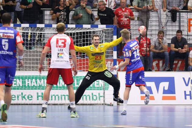 Oddur Gretarsson (HBW Balingen-Weilstetten 14)(rechts) fuehrt einen Siebenmeter aus gegen Oliver Krechel (ASV Hamm-Westfalen 23)(Tor), links Stefan Lex (ASV Hamm-Westfalen 13), ASV Hamm-Westfalen vs HBW Balingen-Weilstetten, Handball, 2. Bundesliga, 07.09.2018, ASV Hamm-Westfalen vs HBW Balingen-Weilstetten, Handball, 2. Bundesliga, 07.09.2018 Hamm Copyright: xEIBNER JanxStrohdiekx EP_JSK