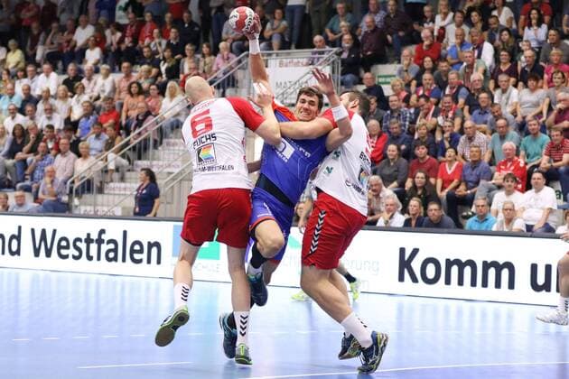 Jona Schoch (HBW Balingen-Weilstetten 22) gegen Markus Fuchs (ASV Hamm-Westfalen 6)(links) und Jan Brosch (ASV Hamm-Westfalen 5)(rechts) , ASV Hamm-Westfalen vs HBW Balingen-Weilstetten, Handball, 2. Bundesliga, 07.09.2018, ASV Hamm-Westfalen vs HBW Balingen-Weilstetten, Handball, 2. Bundesliga, 07.09.2018 Hamm Copyright: xEIBNER JanxStrohdiekx EP_JSK